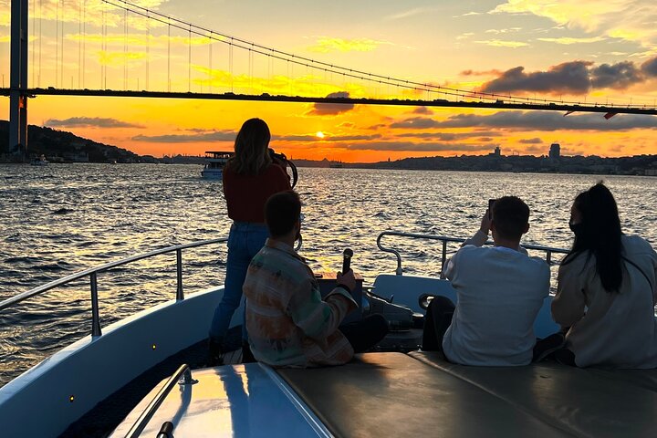 Croisière en yacht de luxe sur le Bosphore d'Istanbul au coucher du soleil, passant devant des monuments emblématiques, photo 9 | wizardtrip
