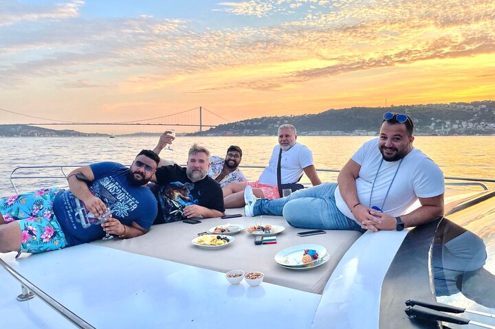 Croisière en yacht de luxe sur le Bosphore d'Istanbul au coucher du soleil, passant devant des monuments emblématiques, photo 14 | wizardtrip
