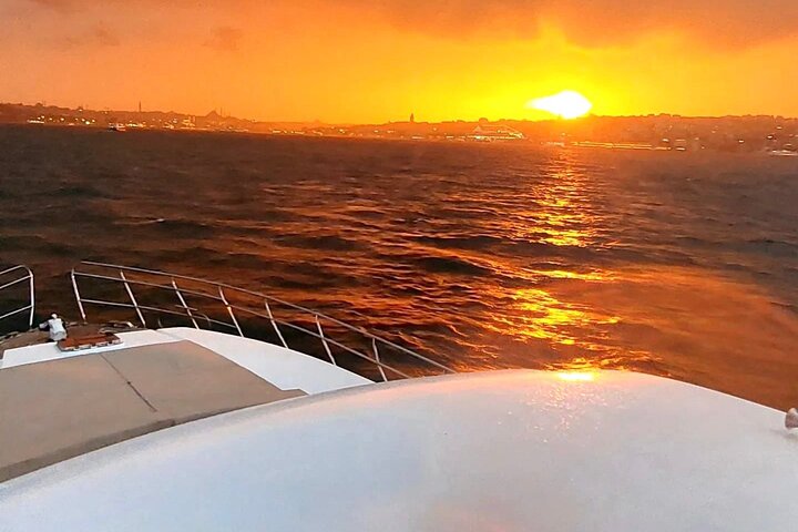Croisière en yacht de luxe sur le Bosphore d'Istanbul au coucher du soleil, passant devant des monuments emblématiques, photo 15 | wizardtrip