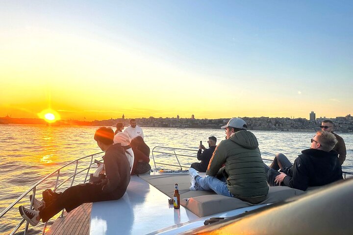 Croisière en yacht de luxe sur le Bosphore d'Istanbul au coucher du soleil, passant devant des monuments emblématiques, photo 16 | wizardtrip