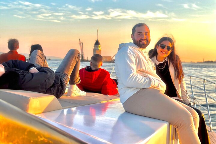 Croisière en yacht de luxe sur le Bosphore d'Istanbul au coucher du soleil, passant devant des monuments emblématiques, photo 17 | wizardtrip