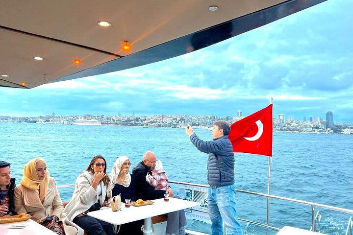Croisière en yacht de luxe sur le Bosphore d'Istanbul au coucher du soleil, passant devant des monuments emblématiques, photo 19 | wizardtrip
