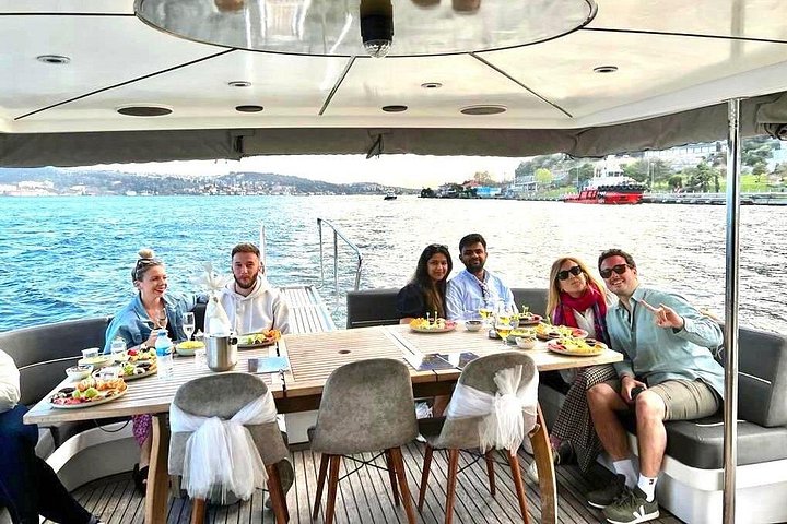 Croisière en yacht de luxe sur le Bosphore d'Istanbul au coucher du soleil, passant devant des monuments emblématiques, photo 23 | wizardtrip