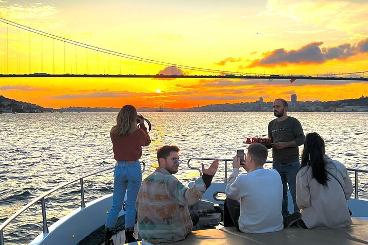 Croisière en yacht de luxe sur le Bosphore d'Istanbul au coucher du soleil, passant devant des monuments emblématiques, photo 24 | wizardtrip