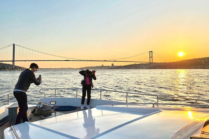 Croisière en yacht de luxe sur le Bosphore d'Istanbul au coucher du soleil, passant devant des monuments emblématiques, photo 26 | wizardtrip
