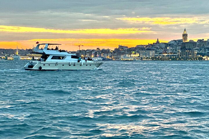 Croisière en yacht de luxe sur le Bosphore d'Istanbul au coucher du soleil, passant devant des monuments emblématiques, photo 27 | wizardtrip
