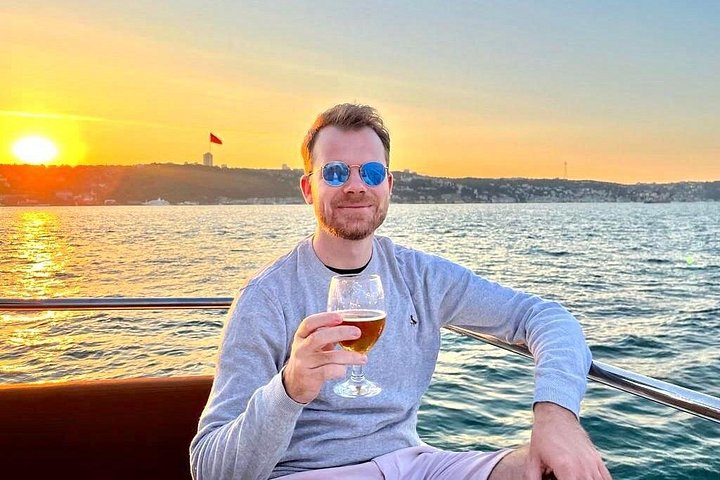 Croisière en yacht de luxe sur le Bosphore d'Istanbul au coucher du soleil, passant devant des monuments emblématiques, photo 28 | wizardtrip