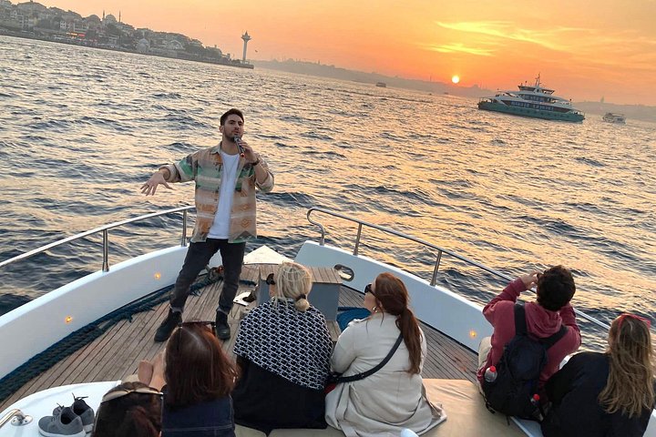 Croisière en yacht de luxe sur le Bosphore d'Istanbul au coucher du soleil, passant devant des monuments emblématiques, photo 29 | wizardtrip