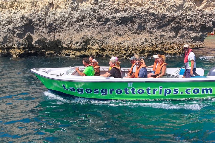 Passeio de barco explorando as grutas marinhas e a costa da Ponta da Piedade em Lagos, Portugal, foto 8 | wizardtrip