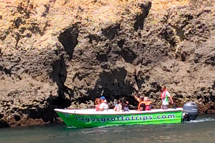 Passeio de barco explorando as grutas marinhas e a costa da Ponta da Piedade em Lagos, Portugal, foto 10 | wizardtrip