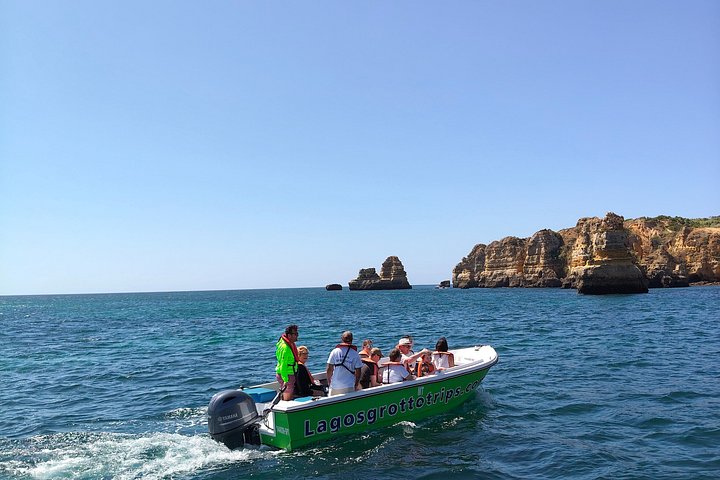 Passeio de barco explorando as grutas marinhas e a costa da Ponta da Piedade em Lagos, Portugal, foto 12 | wizardtrip