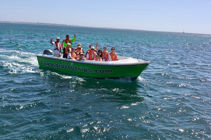 Passeio de barco explorando as grutas marinhas e a costa da Ponta da Piedade em Lagos, Portugal, foto 13 | wizardtrip