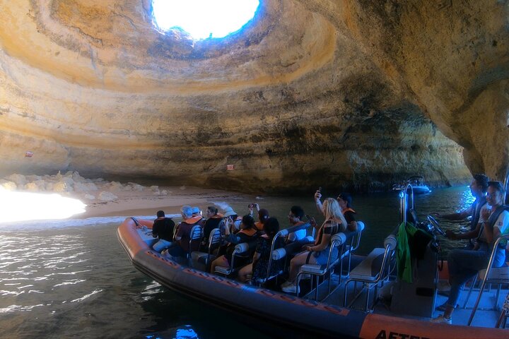 Excursión en barco a las famosas cuevas de Benagil desde Lagos, Portugal, foto 13 | wizardtrip