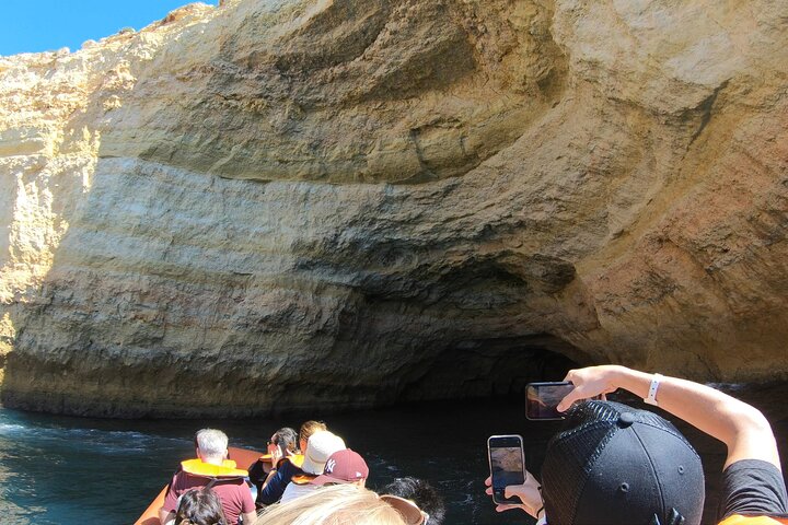 Excursión en barco a las famosas cuevas de Benagil desde Lagos, Portugal, foto 15 | wizardtrip