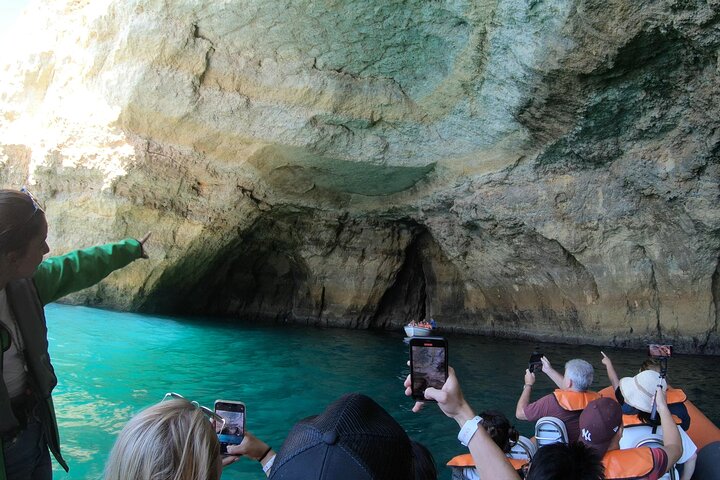 Excursión en barco a las famosas cuevas de Benagil desde Lagos, Portugal, foto 17 | wizardtrip