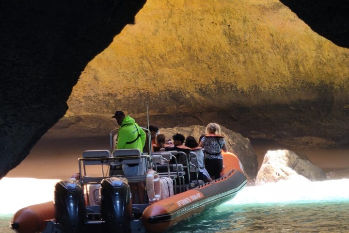 Excursión en barco a las famosas cuevas de Benagil desde Lagos, Portugal, foto 33 | wizardtrip
