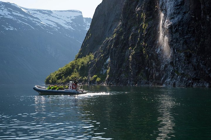 Snelle RIB-boottocht op het Geirangerfjord, Noorwegen, met watervallen en bergboerderijen, foto 6 | wizardtrip