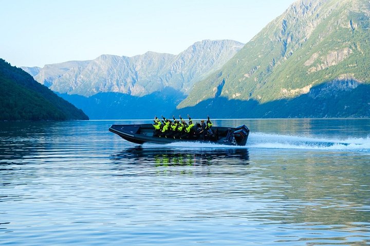 Snelle RIB-boottocht op het Geirangerfjord, Noorwegen, met watervallen en bergboerderijen, foto 8 | wizardtrip