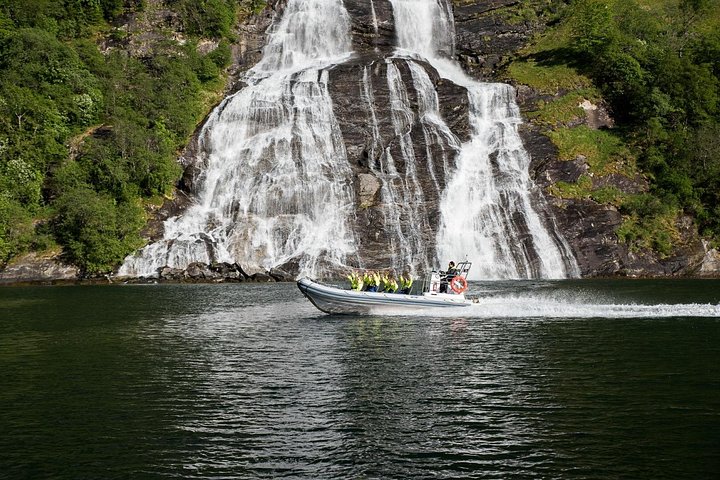 Snelle RIB-boottocht op het Geirangerfjord, Noorwegen, met watervallen en bergboerderijen, foto 9 | wizardtrip
