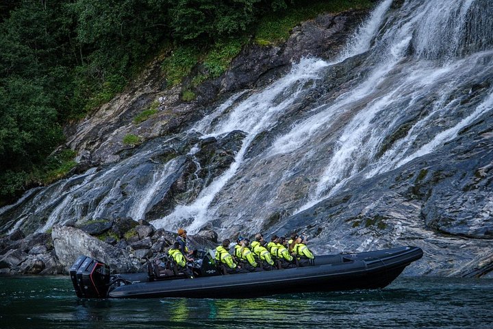 Snelle RIB-boottocht op het Geirangerfjord, Noorwegen, met watervallen en bergboerderijen, foto 10 | wizardtrip