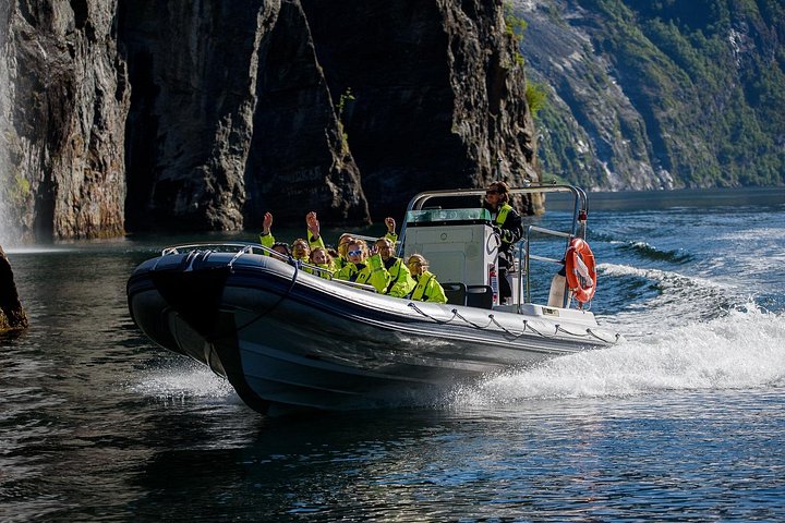 Snelle RIB-boottocht op het Geirangerfjord, Noorwegen, met watervallen en bergboerderijen, foto 11 | wizardtrip