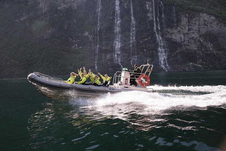 Snelle RIB-boottocht op het Geirangerfjord, Noorwegen, met watervallen en bergboerderijen, foto 12 | wizardtrip