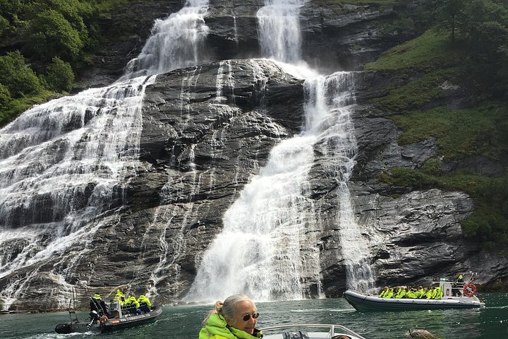 Snelle RIB-boottocht op het Geirangerfjord, Noorwegen, met watervallen en bergboerderijen, foto 14 | wizardtrip