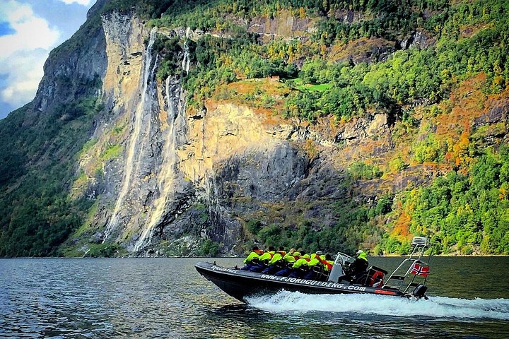 Snelle RIB-boottocht op het Geirangerfjord, Noorwegen, met watervallen en bergboerderijen, foto 15 | wizardtrip