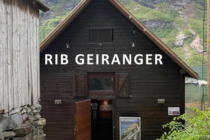 Snelle RIB-boottocht op het Geirangerfjord, Noorwegen, met watervallen en bergboerderijen, foto 19 | wizardtrip