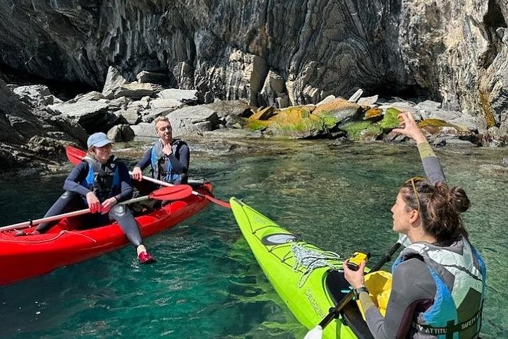 Kajak- og snorklingstur i Monterosso al Mare, Cinque Terre, Italien, udforskning af kysten og havlivet, foto 23 | wizardtrip