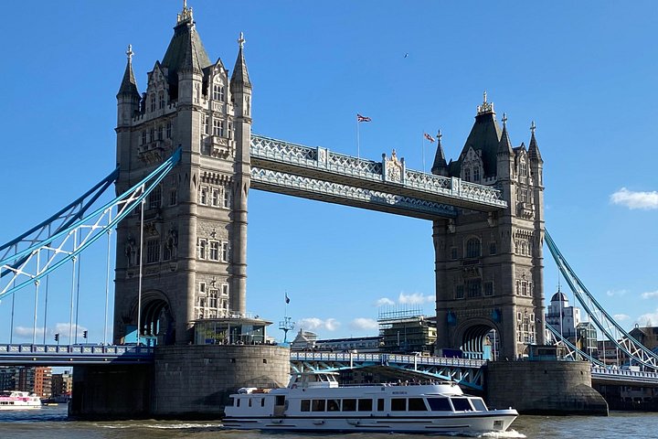Explore the historic Tower of London, see the Crown Jewels, and learn its secrets with a local expert, photo 14 | wizardtrip