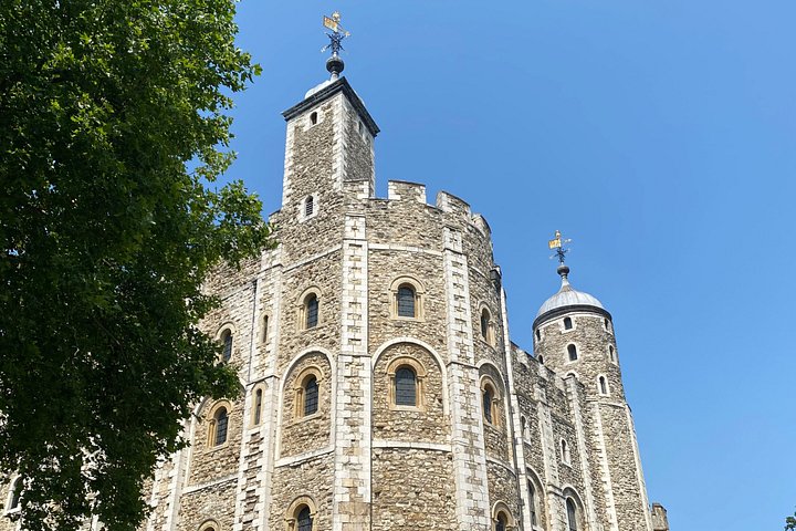 Explore the historic Tower of London, see the Crown Jewels, and learn its secrets with a local expert, photo 15 | wizardtrip