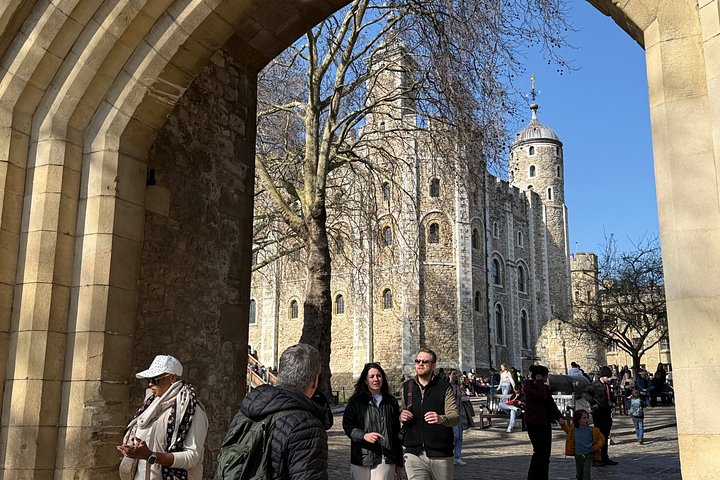 Explore the historic Tower of London, see the Crown Jewels, and learn its secrets with a local expert, photo 16 | wizardtrip