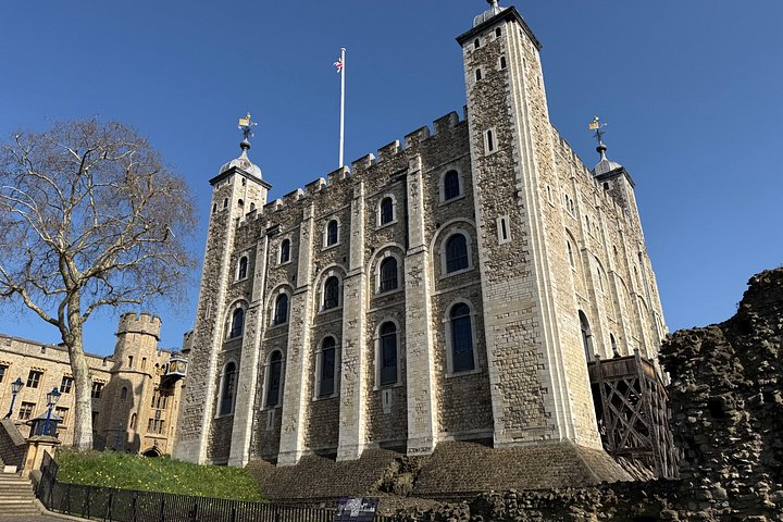 Explore the historic Tower of London, see the Crown Jewels, and learn its secrets with a local expert, photo 20 | wizardtrip