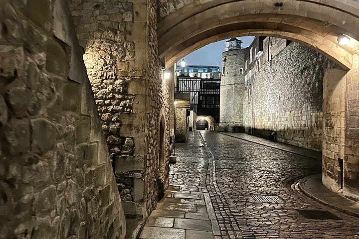 Explore the historic Tower of London, see the Crown Jewels, and learn its secrets with a local expert, photo 21 | wizardtrip
