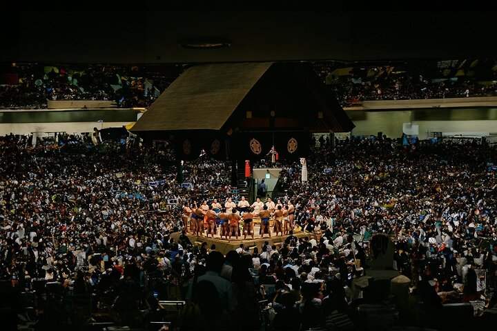 Vivez l'intensité d'un tournoi de lutte sumo en direct au Japon, avec des guides experts et des aperçus culturels, photo 7 | wizardtrip