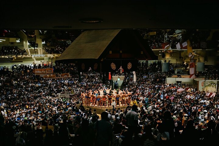 Vivez l'intensité d'un tournoi de lutte sumo en direct au Japon, avec des guides experts et des aperçus culturels, photo 8 | wizardtrip