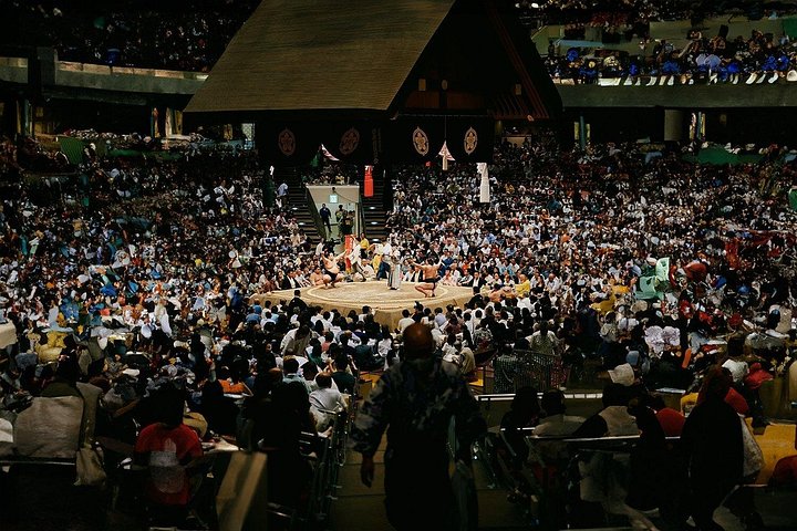 Vivez l'intensité d'un tournoi de lutte sumo en direct au Japon, avec des guides experts et des aperçus culturels, photo 9 | wizardtrip