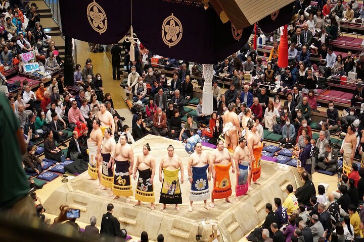 Vivez l'intensité d'un tournoi de lutte sumo en direct au Japon, avec des guides experts et des aperçus culturels, photo 10 | wizardtrip