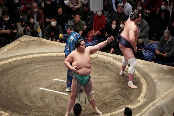 Vivez l'intensité d'un tournoi de lutte sumo en direct au Japon, avec des guides experts et des aperçus culturels, photo 11 | wizardtrip