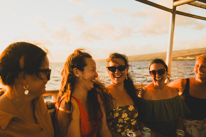 Enjoy a breathtaking sunset sail along the Kona Coast on a catamaran, complete with drinks and snacks, photo 6 | wizardtrip