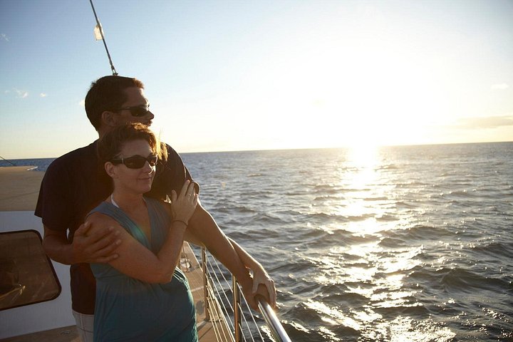 Enjoy a breathtaking sunset sail along the Kona Coast on a catamaran, complete with drinks and snacks, photo 7 | wizardtrip