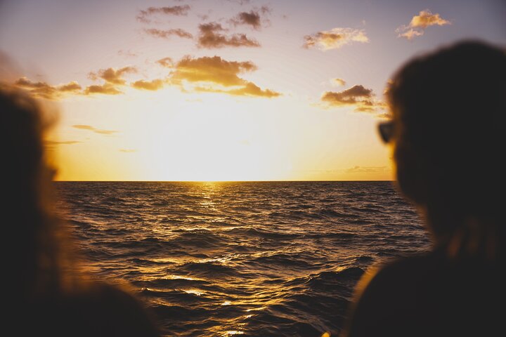 Enjoy a breathtaking sunset sail along the Kona Coast on a catamaran, complete with drinks and snacks, photo 9 | wizardtrip