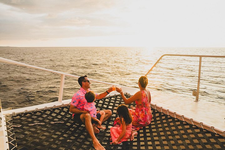 Enjoy a breathtaking sunset sail along the Kona Coast on a catamaran, complete with drinks and snacks, photo 10 | wizardtrip