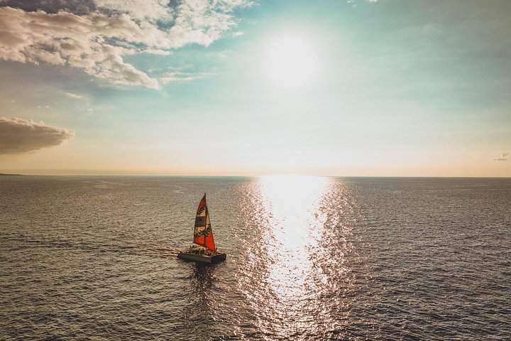 Enjoy a breathtaking sunset sail along the Kona Coast on a catamaran, complete with drinks and snacks, photo 12 | wizardtrip