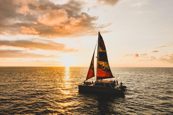 Enjoy a breathtaking sunset sail along the Kona Coast on a catamaran, complete with drinks and snacks, photo 13 | wizardtrip