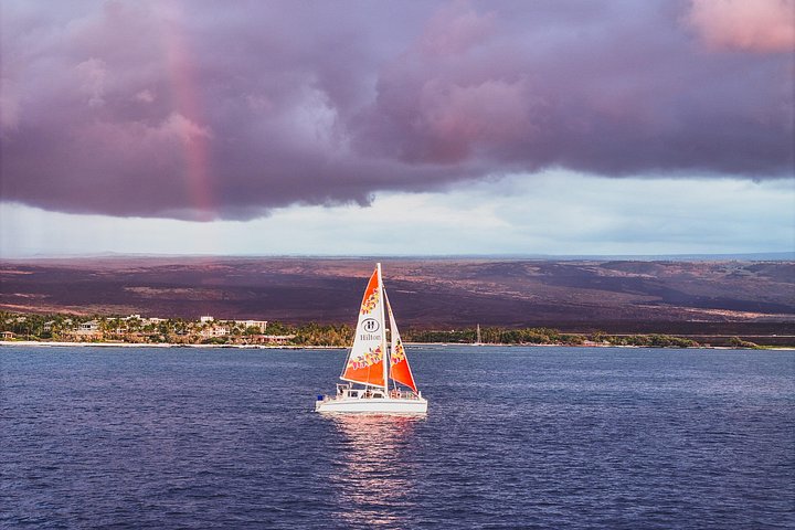Enjoy a breathtaking sunset sail along the Kona Coast on a catamaran, complete with drinks and snacks, photo 14 | wizardtrip