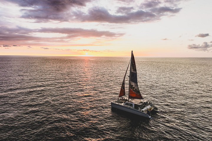 Enjoy a breathtaking sunset sail along the Kona Coast on a catamaran, complete with drinks and snacks, photo 15 | wizardtrip
