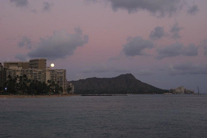 Solnedgangscruise med katamaran langs Oʻahus kyst, med utsikt over Diamond Head og Waikiki, foto 9 | wizardtrip