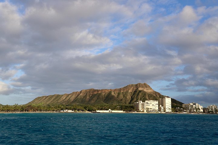 Solnedgangscruise med katamaran langs Oʻahus kyst, med utsikt over Diamond Head og Waikiki, foto 10 | wizardtrip